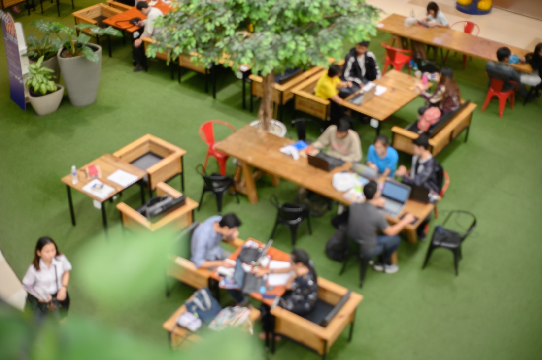 Coworking Space verschwommen aus Vogelperspektive