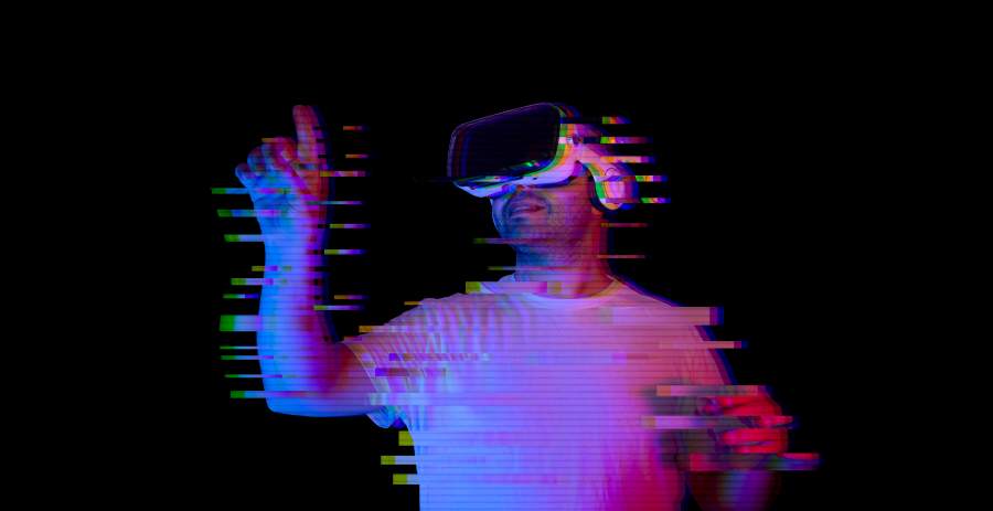 Ein Mann mit einer VR-Brille in verzerrter Darstellung (Glitch)