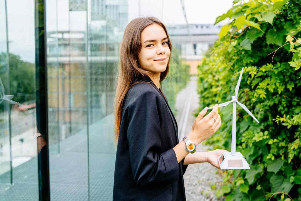 Junge Frau mit Windrad in der Hand will für Sustainable Employer arbeiten
